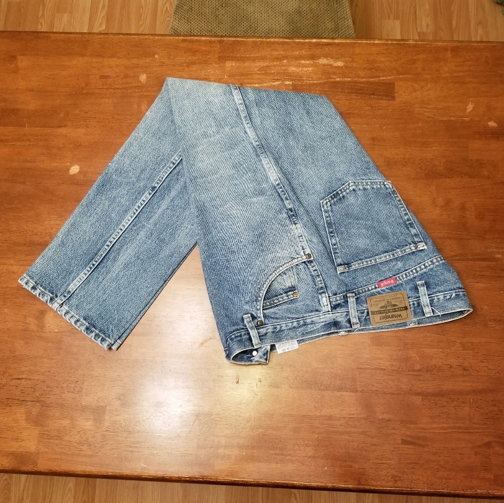 Nice pair of Wrangler jeans size 40x32
